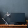 Verstellbare, silberne Relaxdays Schreibtischlampe aus Metall auf einem Schreibtisch.