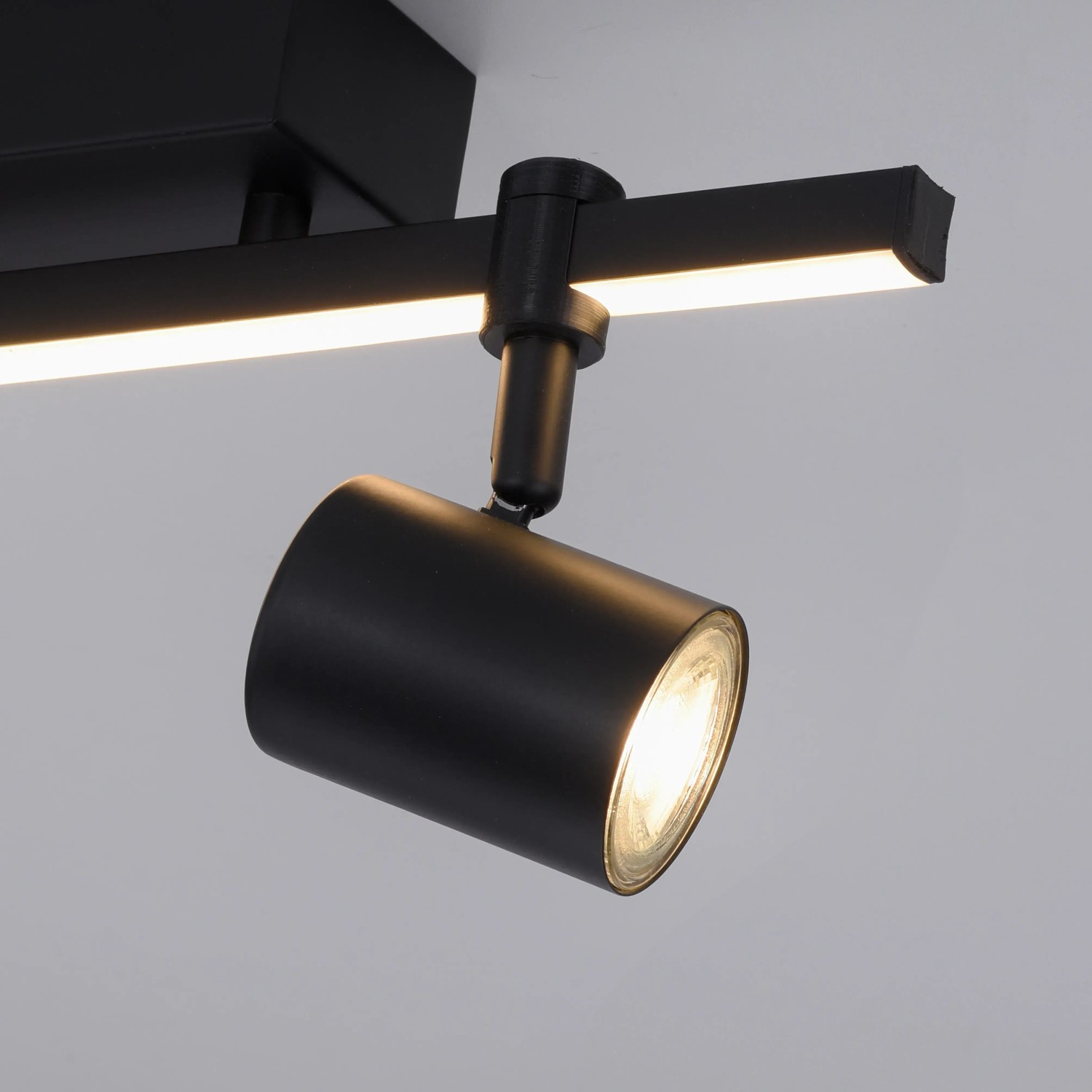 Schwarze Paul Neuhaus Barik Deckenleuchte mit zwei schwenkbaren Spots und LED-Leiste.