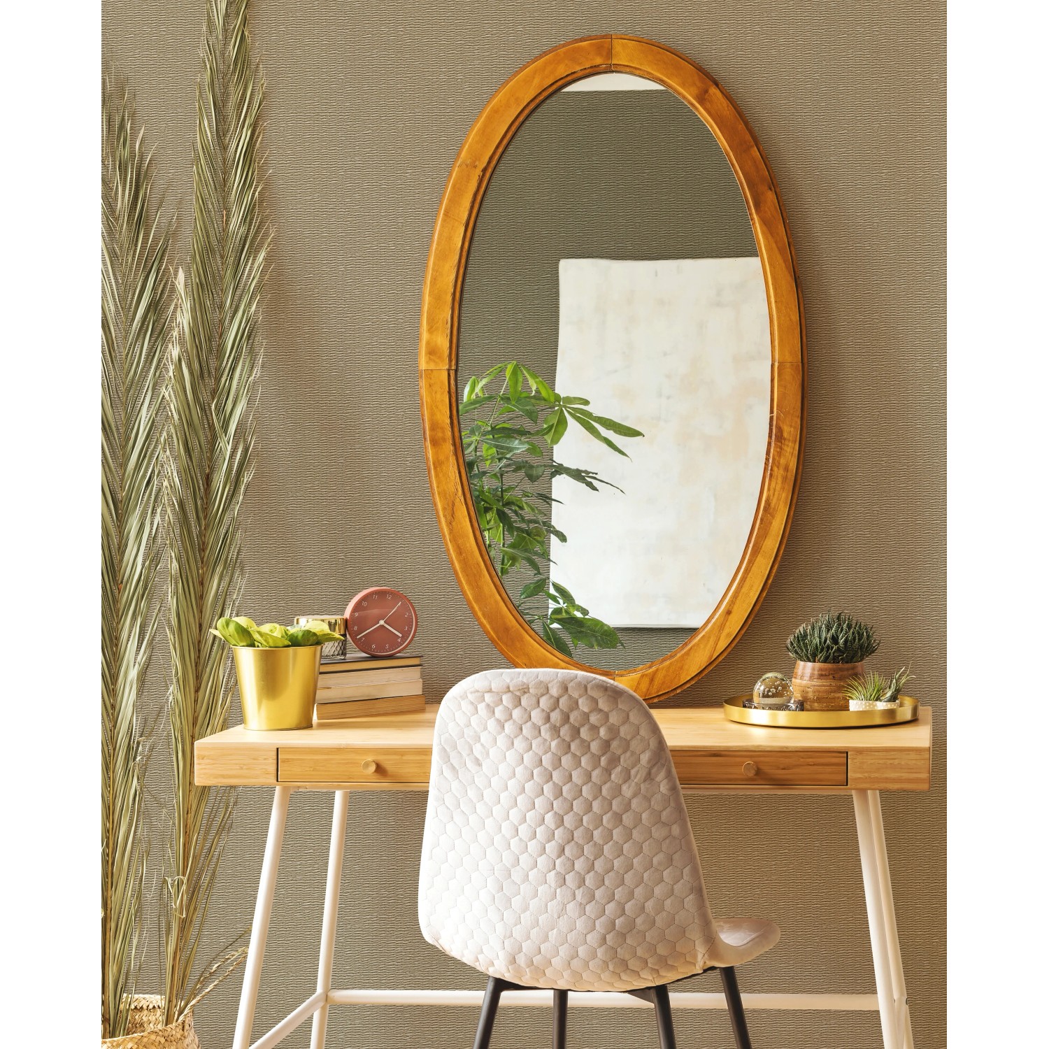 Beige-gelbe Marburg Vliestapete mit Gewebestruktur und Textiloptik an einer Wand.