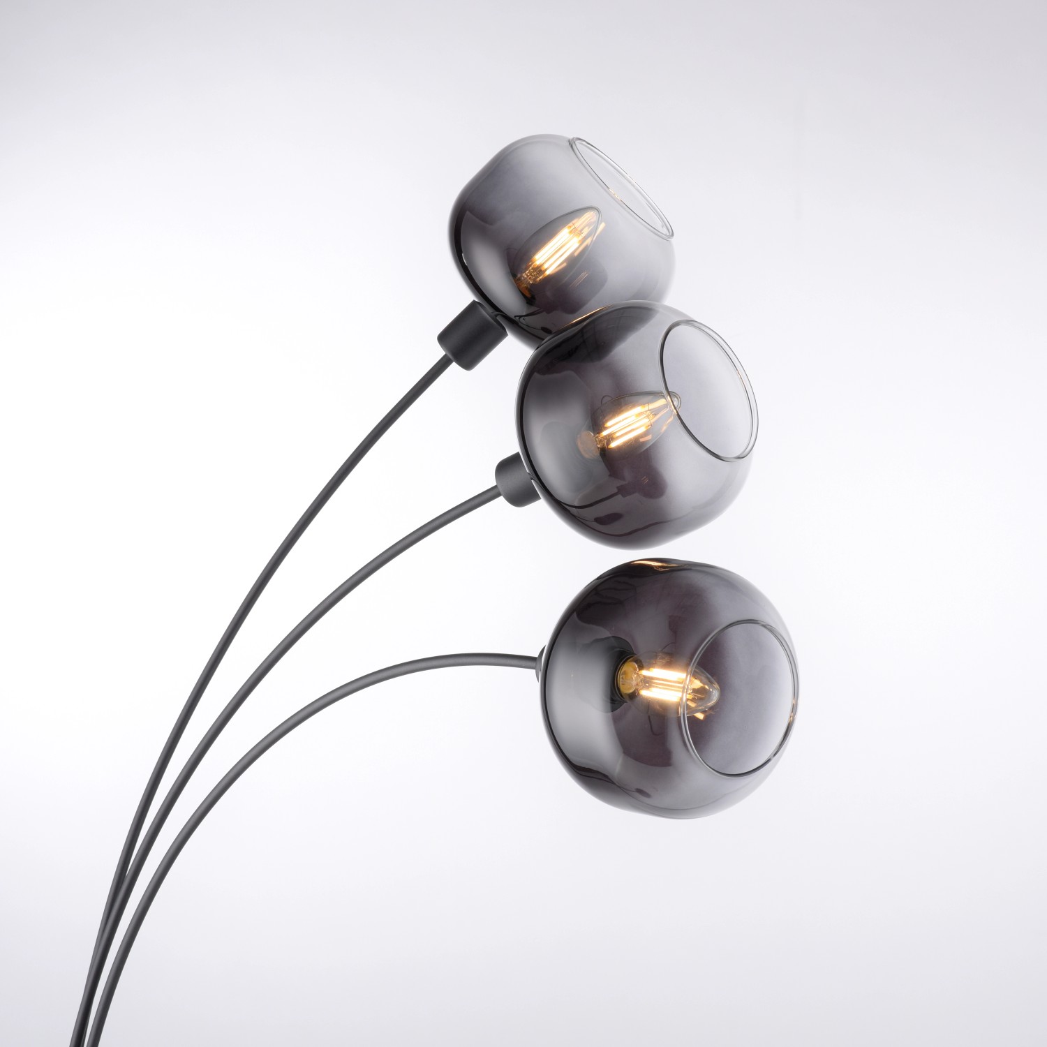 Moderne, schwarze Stehleuchte Zea mit drei Rauchglas-Lampenschirmen für Wohnräume.