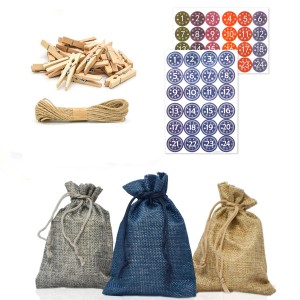 DuneDesign DIY Adventskalender Set mit blauen Jute-Säckchen, Zahlen-Aufklebern, Klammern und Schnur.