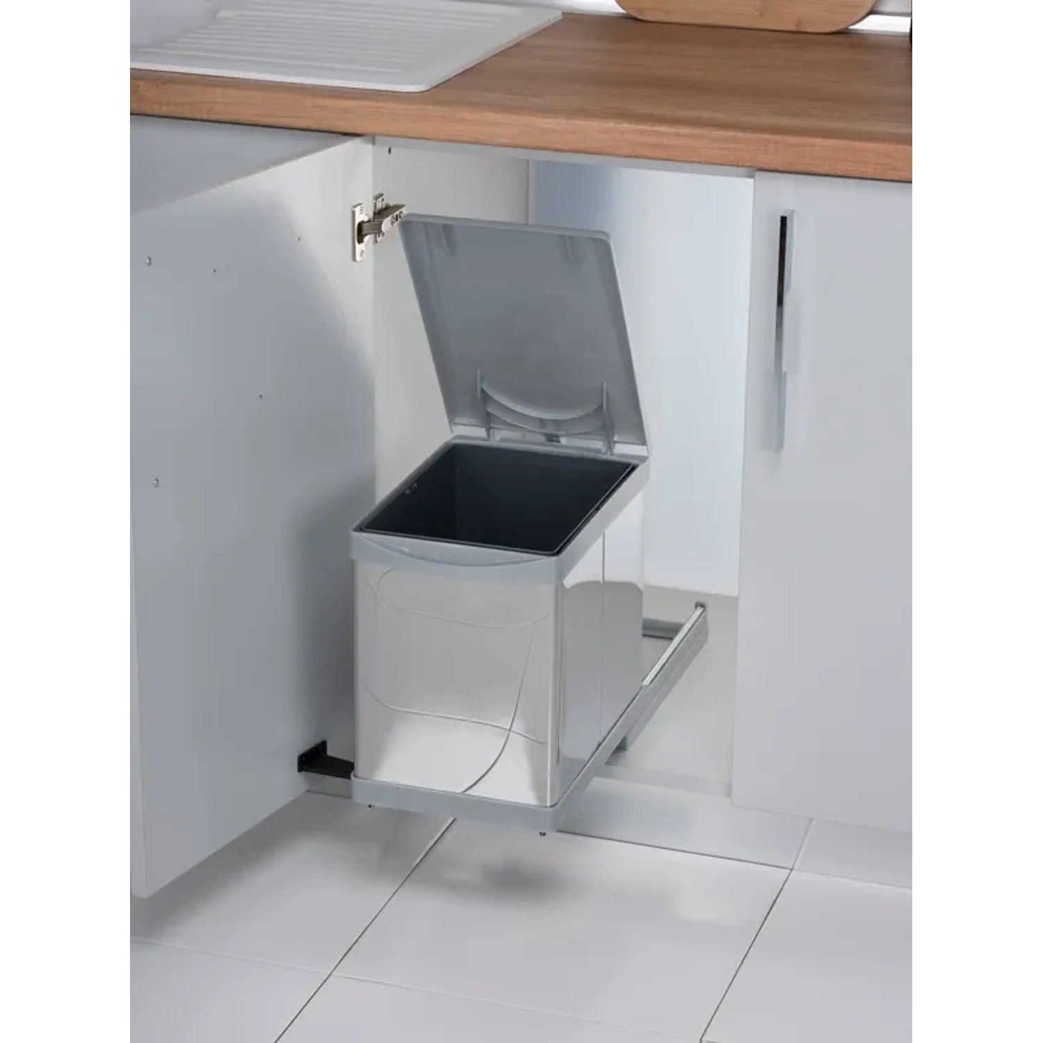 Ausziehbarer Aspira Einbaumülleimer Müllomatic Pro 1 im Küchenschrank mit geöffnetem Deckel.