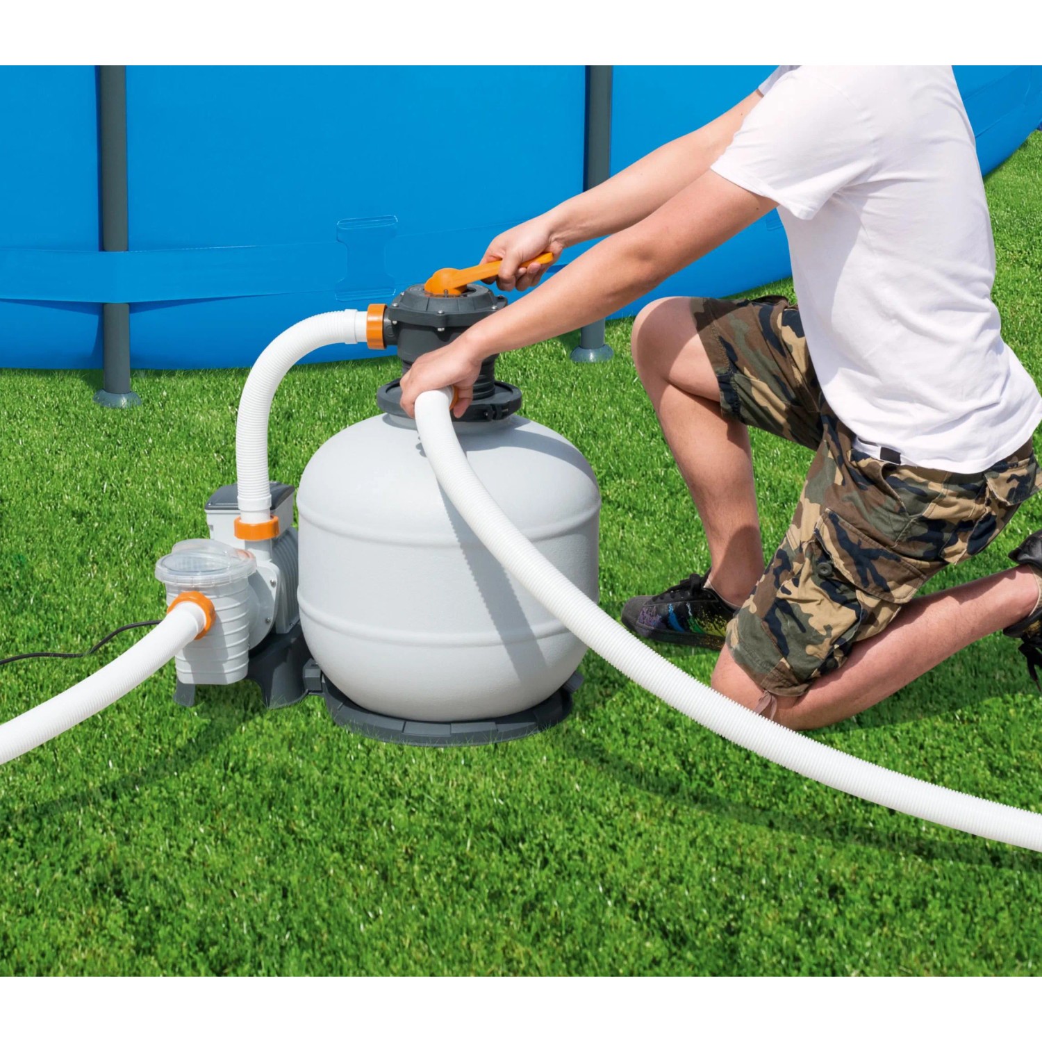 Bestway Flowclear Sandfilteranlage mit Zeitschaltuhr im Einsatz am Pool.