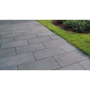 Veria Pflastersteine in Anthrazit, 40x20x8 cm, verlegt als Gehweg neben Rasenfläche.