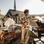 Enders Elektrogrill eUrban 2 Mobil auf Dachterrasse mit grillenden Personen.