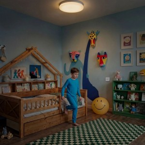 Weißer PHI Bewegungssensor an Wand in Kinderzimmer, Deckenleuchte an. Junge in blauem Schlafanzug steigt aus Holzbett. Smarte Leuchtmittel.