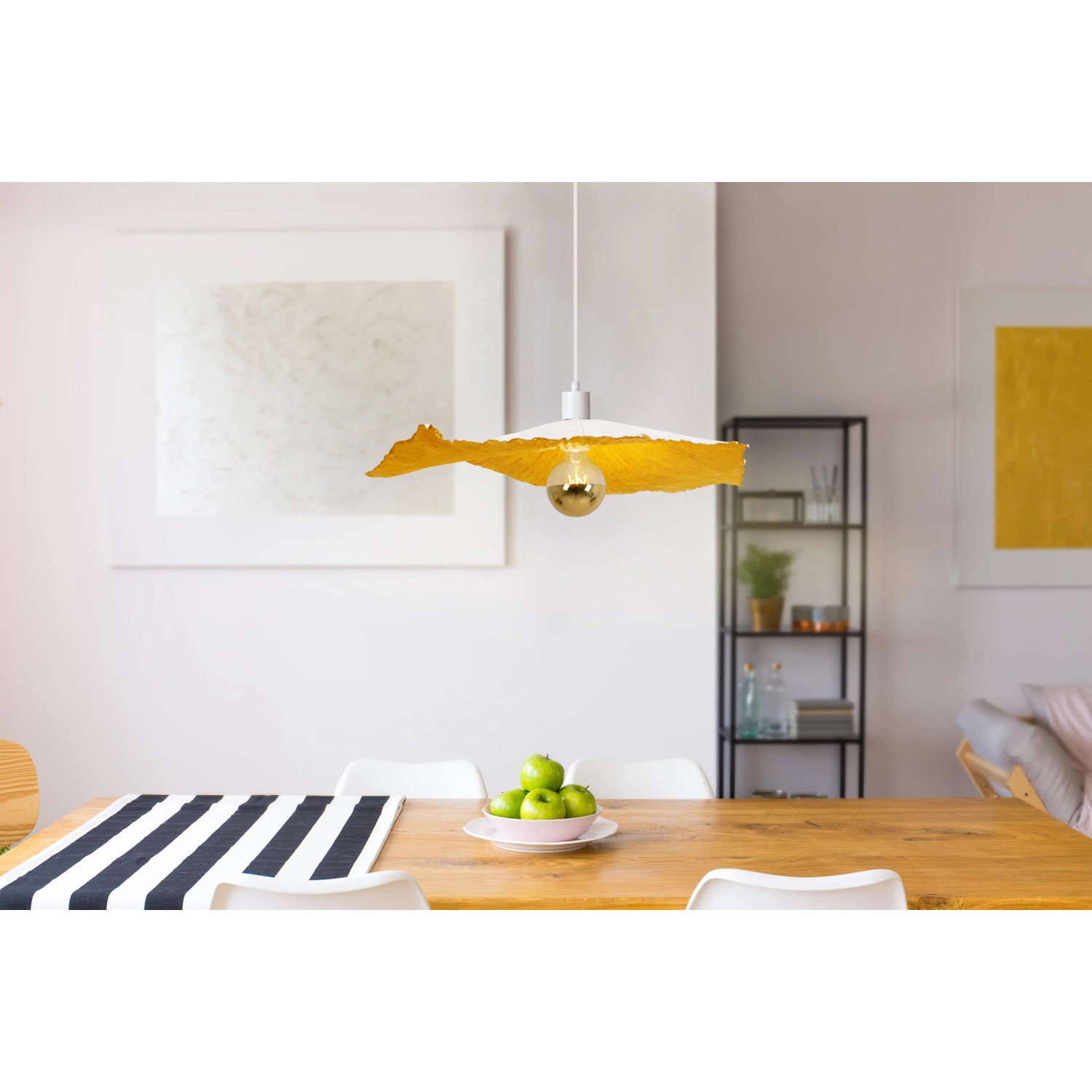Weiße Näve Pendelleuchte „Crazy Paper“ (Ø 56 cm) über Esstisch. Goldene Innenseite sorgt für warmes Licht.