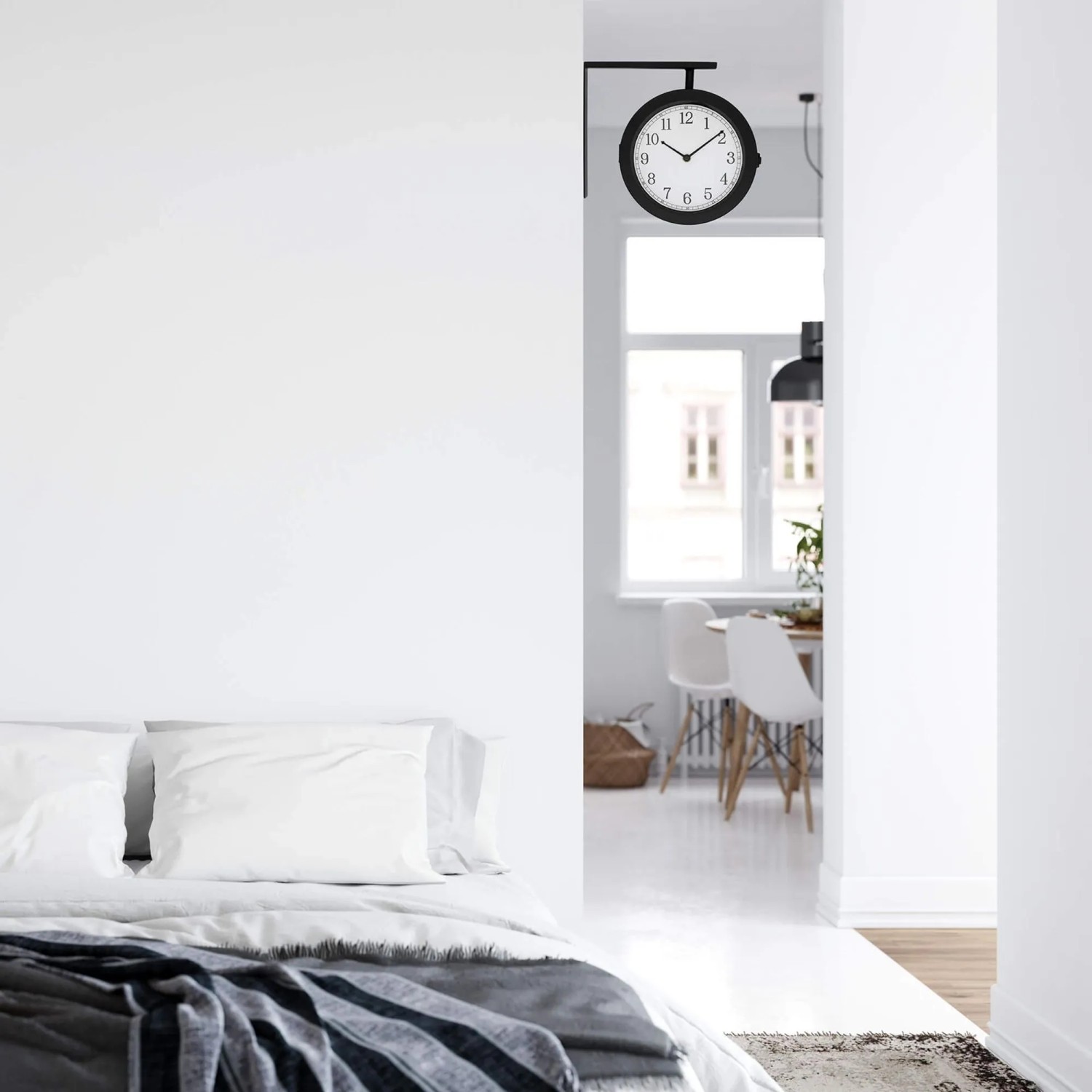 Schwarz-weiße Wall-Art Bahnhofsuhr aus Metall und Glas, doppelseitig, an weißer Wand im modernen Wohnraum.