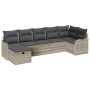 Hellgraues 7-teiliges Garten-Sofa-Set aus Poly Rattan mit grauen Kissen.