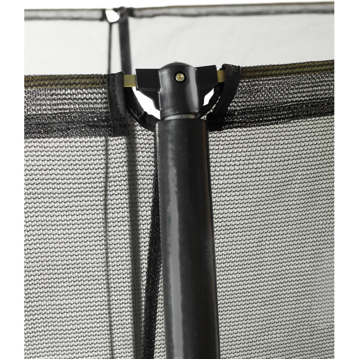 Detailaufnahme Sicherheitsnetz und Stange des schwarzen EXIT Silhouette Bodentrampolins.