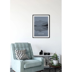 Komar Wandbild Word Lake Steel, 30x40 cm, mit Bergsee-Motiv im Wohnraum.