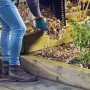 Gartenhäcksler Bosch AXT 25 TC beim Entleeren des Fangkorbs mit Häckselgut.