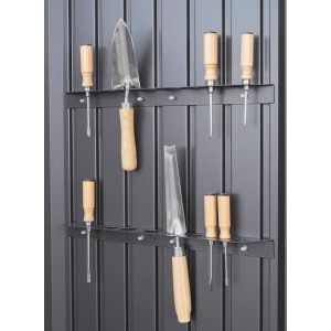 Biohort Werkzeughalter für AvantGarde Gartenhaus, dunkelgrau-metallic, mit Gartengeräten.