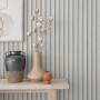 Marburg Vliestapete Botanica 2, Holzoptik grau-beige, Streifenmuster an Wand mit Deko.