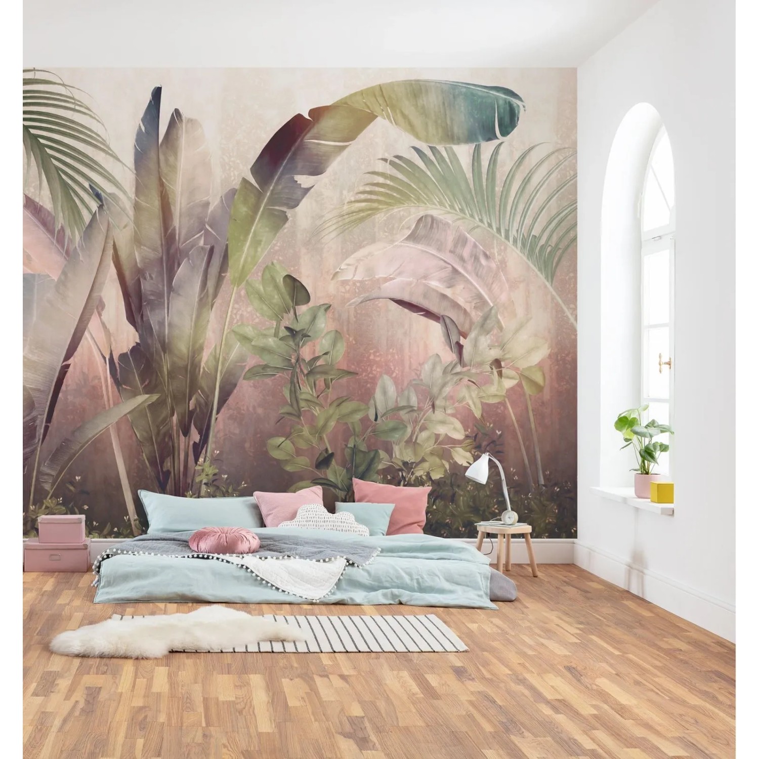 Komar Fototapete Rainforest Mist: Schlafzimmer mit Wandbild von tropischen Pflanzen in Grün und Rosa.