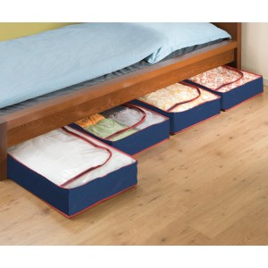 Wenko Unterbettkommode 8er Set in Blau-Rot unter einem Bett. Textile Aufbewahrung mit Sichtfenster.