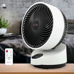Weißer Vornado Tischventilator X4-Life Pinguin DX mit Fernbedienung auf Tisch.