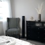 Brandson Turmventilator (schwarz) im Schlafzimmer neben Sessel und Kommode.