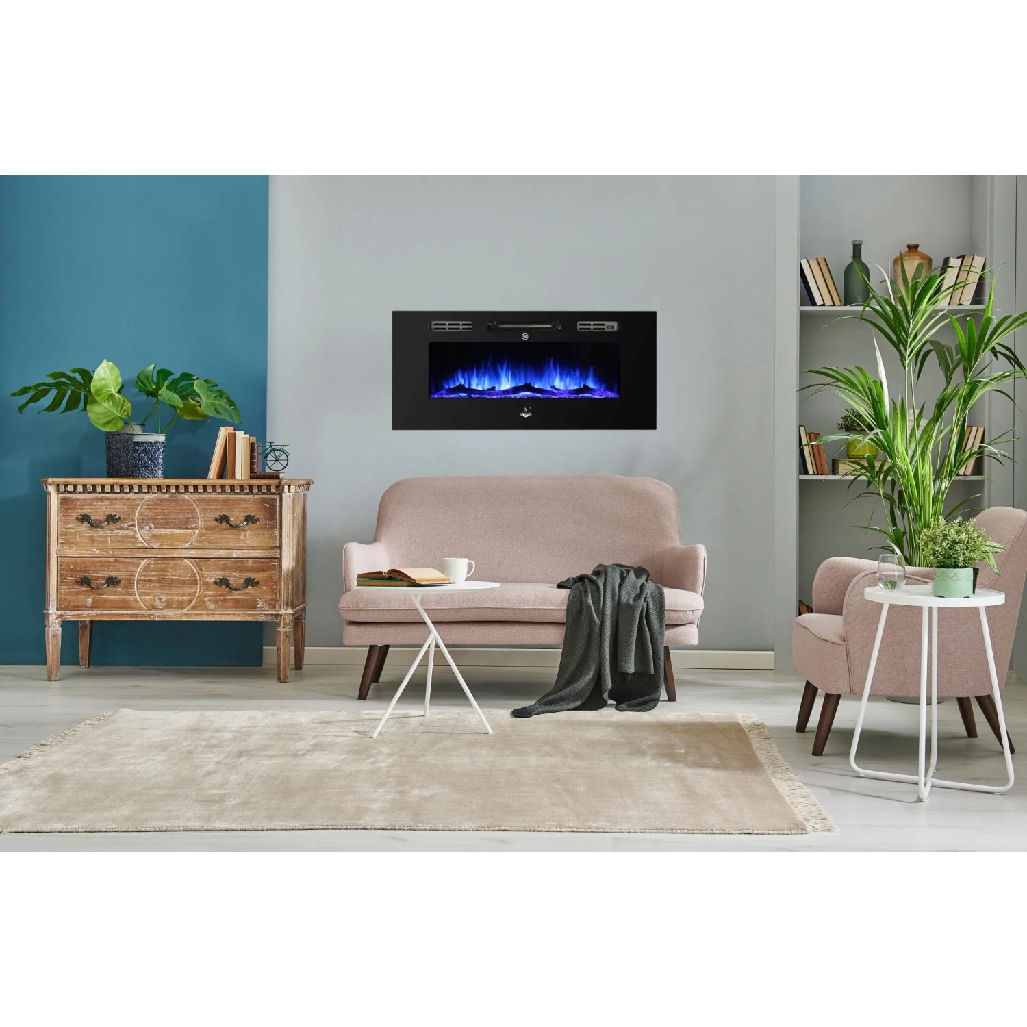 El Fuego Elektrokamin Bern 130 mit LED-Ambientelicht (blau) an Wand über Sofa.