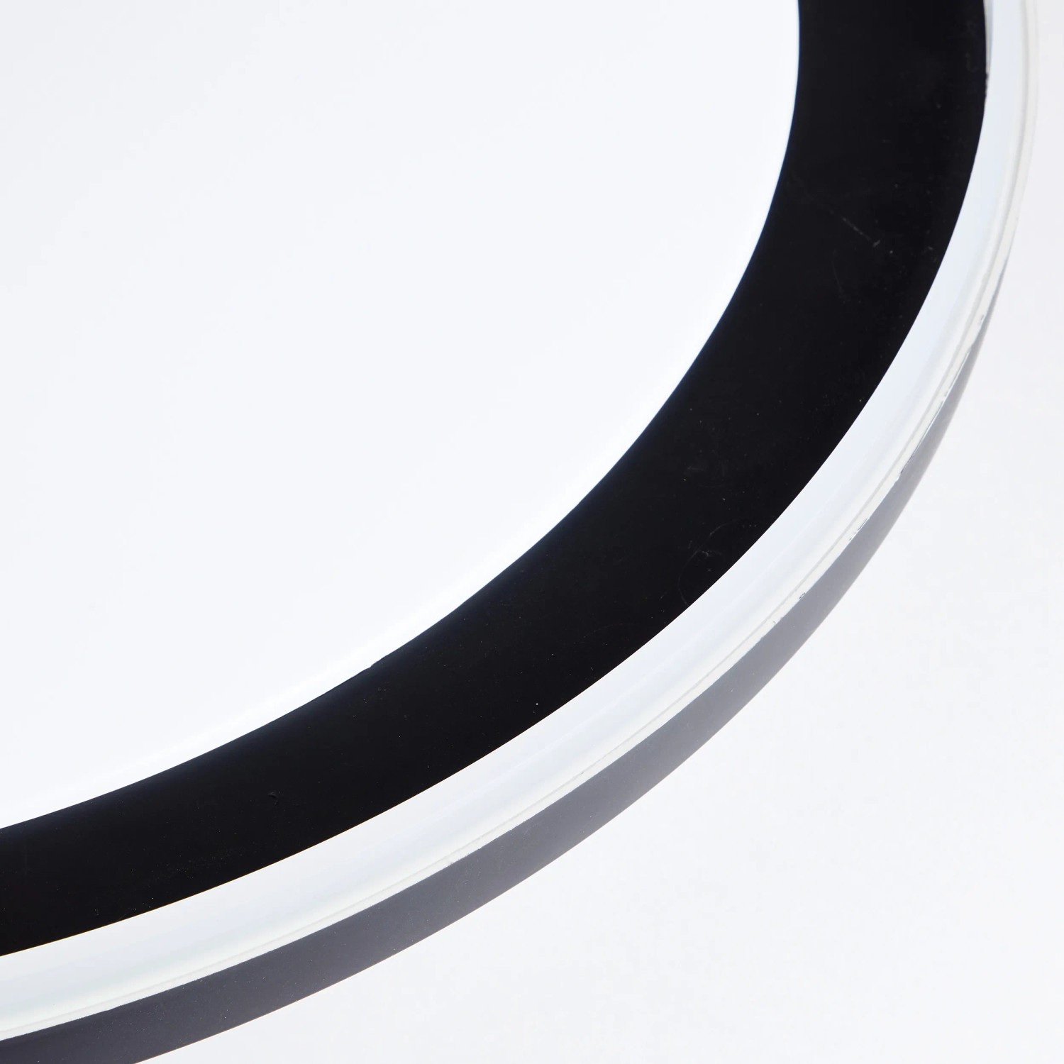 Detailaufnahme: Runde, schwarze LED-Deckenleuchte Pederson (55 cm) mit weißem Rand.