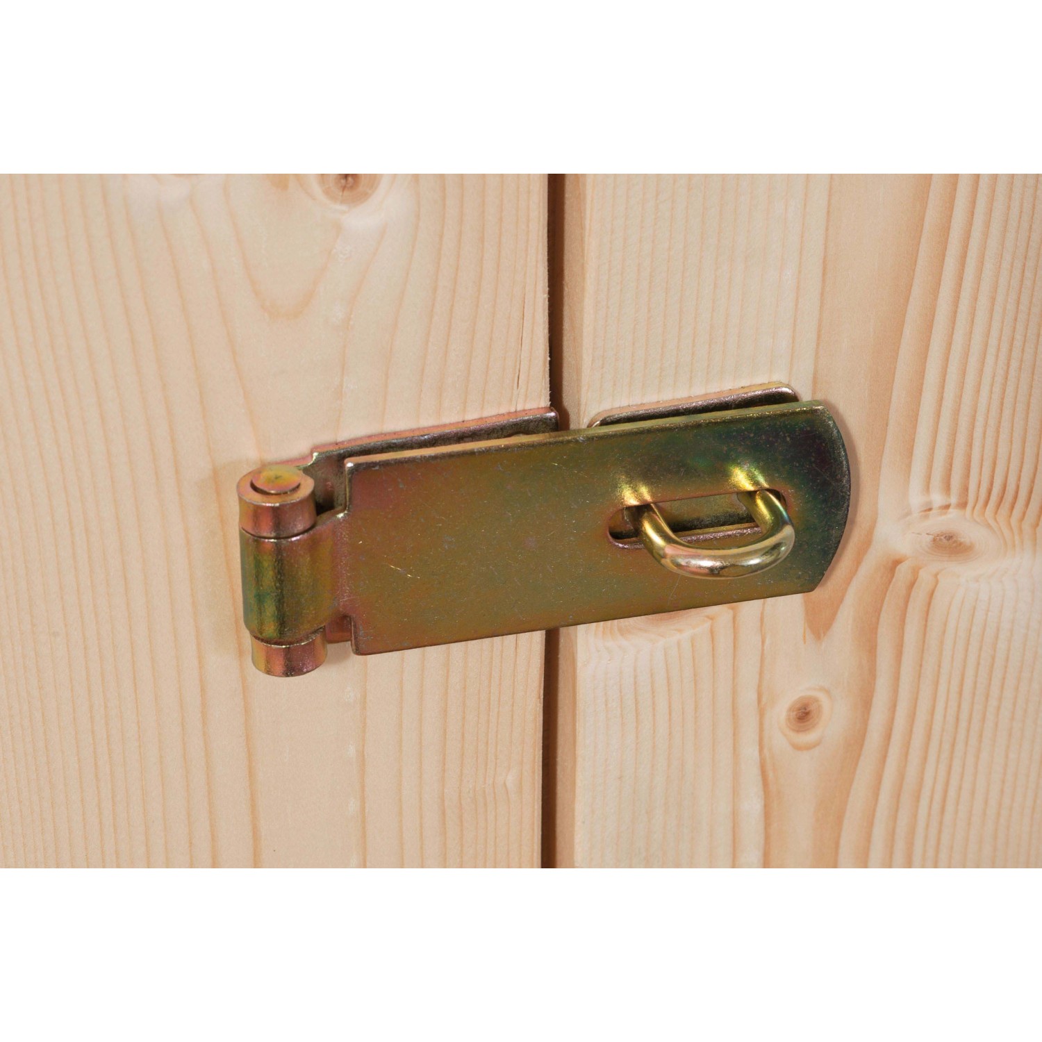 Detailaufnahme: Verschlussriegel an Karibu Holz-Gartenhaus Sölve, sichere Aufbewahrung im Garten.