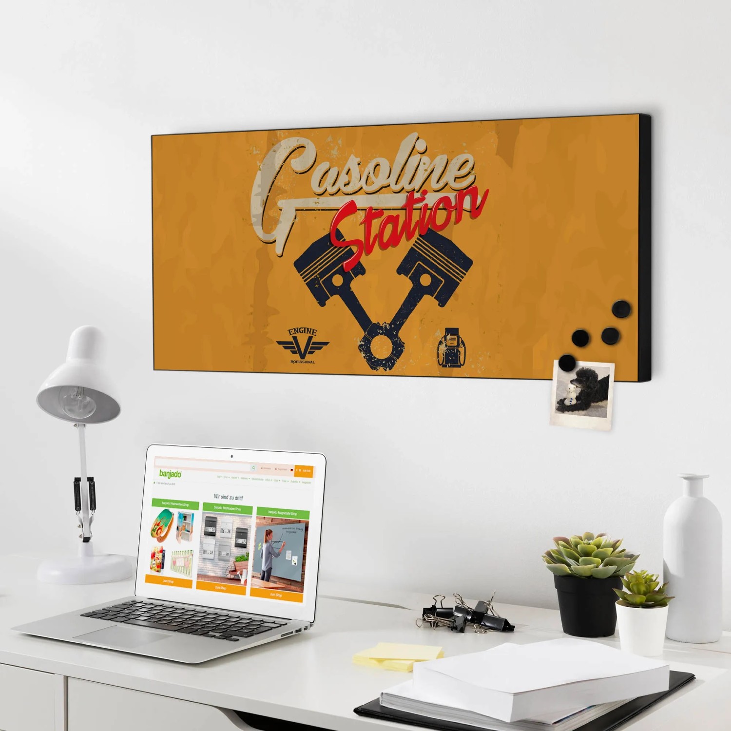 Banjado Magnettafel „Gasoline Station“ 78x37cm, Wanddeko mit Magneten auf Schreibtisch.