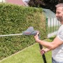 Al-Ko Akku-Hochheckenschere HTA 1845 beim Heckenschnitt im Garten.