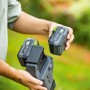 LUX-TOOLS Akku-Freischneider 1 PowerSystem mit zwei Akkus im Einsatz.