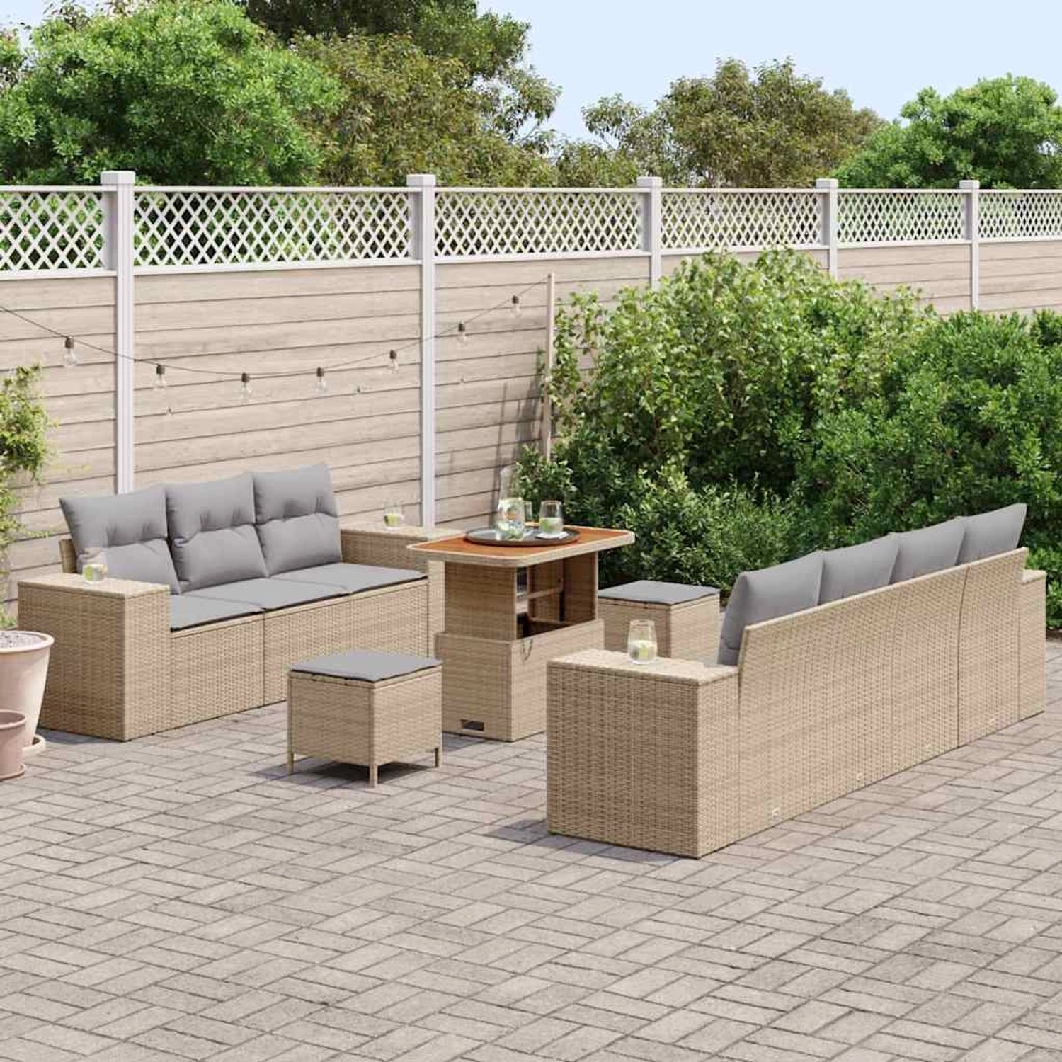 Beiges 10-tlg. vidaXL Garten-Sofa-Set aus Poly Rattan mit Tisch und Hockern.