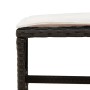 Detailaufnahme Hocker der vidaXL Garten-Essgruppe aus braunem Rattan mit cremeweißem Kissen.