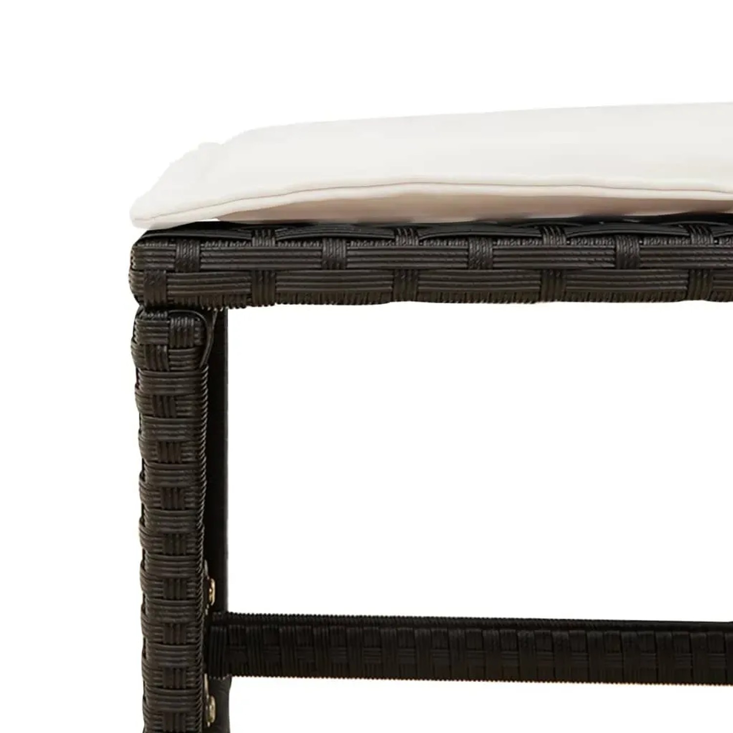 Detailaufnahme Hocker der vidaXL Garten-Essgruppe aus braunem Rattan mit cremeweißem Kissen.