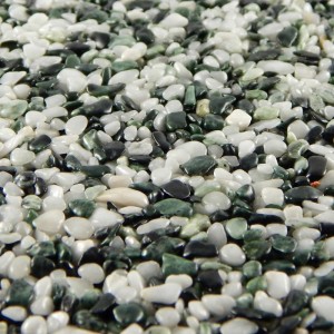 Nahaufnahme von Terralith Marmor Steinteppich Mix Verde Chiaro. Gerundete Steine in Weiß, Hell- und Dunkelgrün, 2-4 mm Körnung für Außenbereiche.