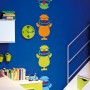 Wandgestaltung mit Marabu Edelmatt in Kiwi und anderen Farben als Monster-Motive im Kinderzimmer.