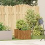 Rechteckiger Pflanzkübel Rostig aus wetterfestem Stahl mit grünen Pflanzen auf Terrasse.