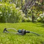 Gardena EcoLine Viereckregner bewässert Rasenfläche. Regner mit Wasserstrahlen im Garten.