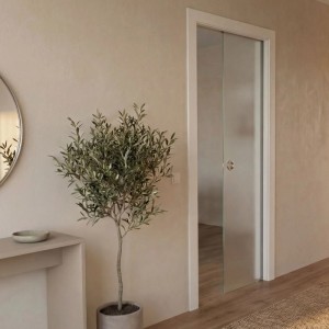 Schiebetür-Set PurePocket mit satinierter Glastür und weißer Zarge im Wohnraum.