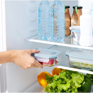 Rotho Nala Kühlschrankdose aus Glas mit grünem Deckel im Kühlschrank.