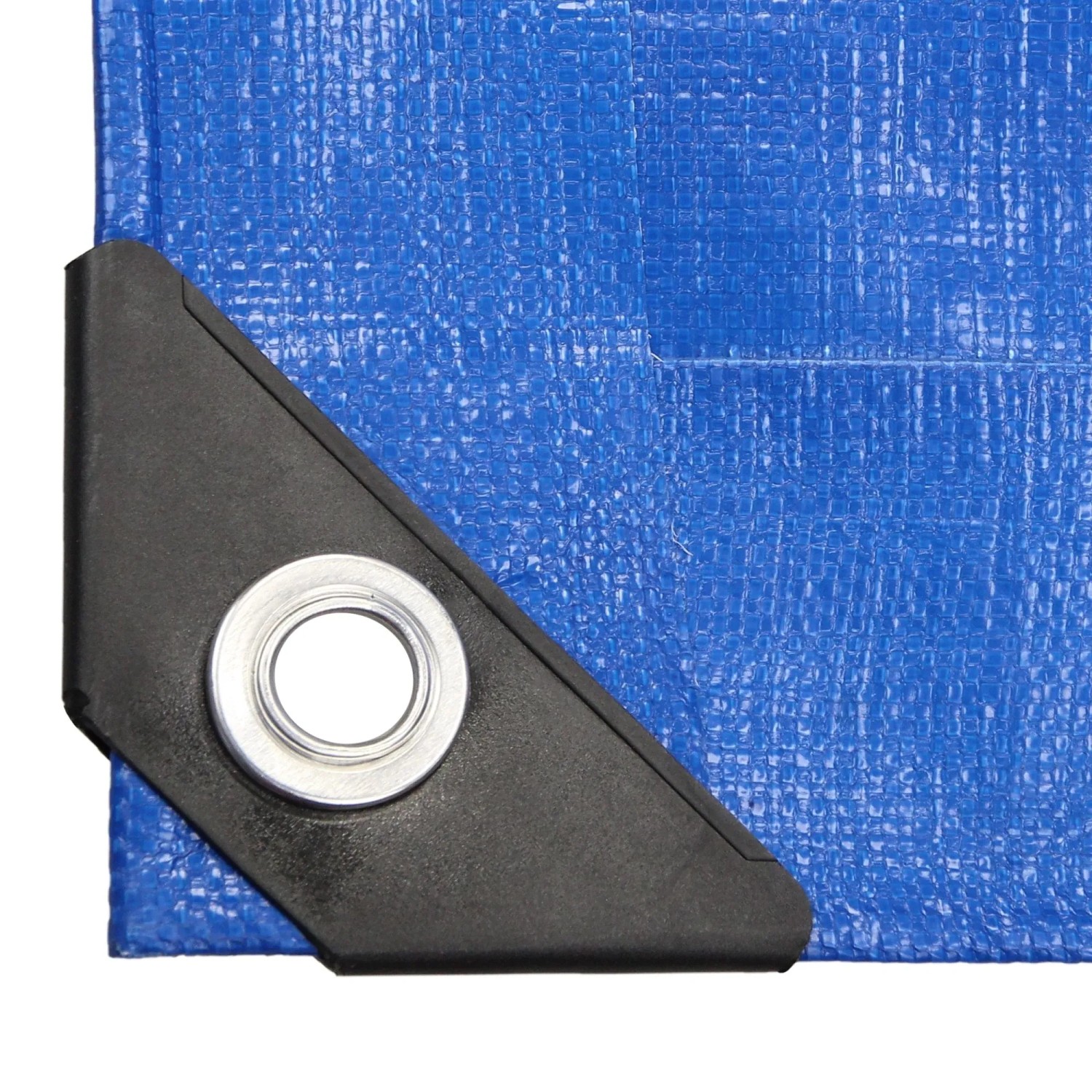 Nahaufnahme einer blauen, wasserdichten Abdeckplane mit silberner Alu-Öse in verstärkter schwarzer Ecke.