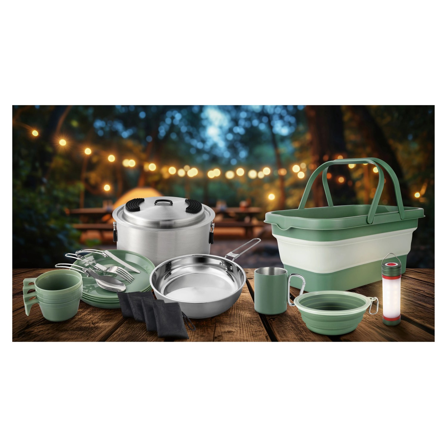 Grüne Edelstahl-Tasse auf Holztisch, umgeben von Camping-Zubehör im Freien.