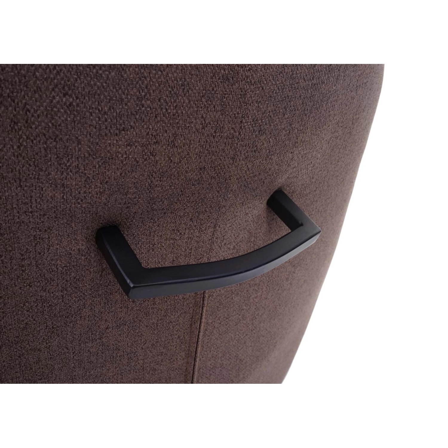 Detailansicht: Brauner MCW Esszimmerstuhl H71 mit Griff an der Rückenlehne.