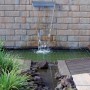 Ubbink Niagara 30 Inox Wasserfall aus Edelstahl an Steinwand mit Teich.
