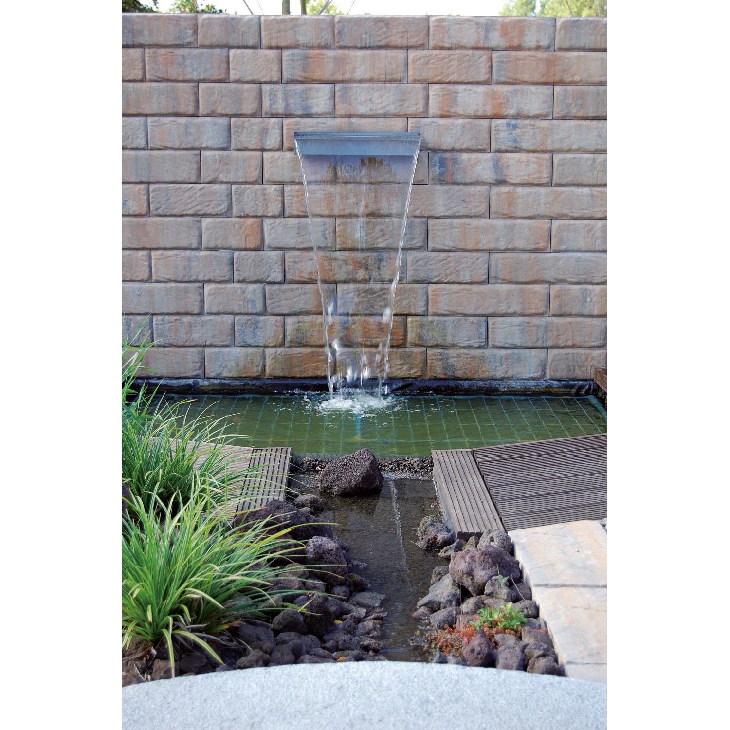Ubbink Niagara 30 Inox Wasserfall aus Edelstahl an Steinwand mit Teich.