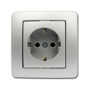 Silberne TEM EKONOMIK Schuko Steckdose für Unterputzmontage, 250V 16A.