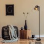 Schwarze Näve Stehleuchte Korie, 140 cm, im Wohnraum mit Gitterdesign und warmem Licht.