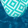 Bestway Pool-Hängematte Comfort Plush im Wasser, türkis-weiß gemustert.