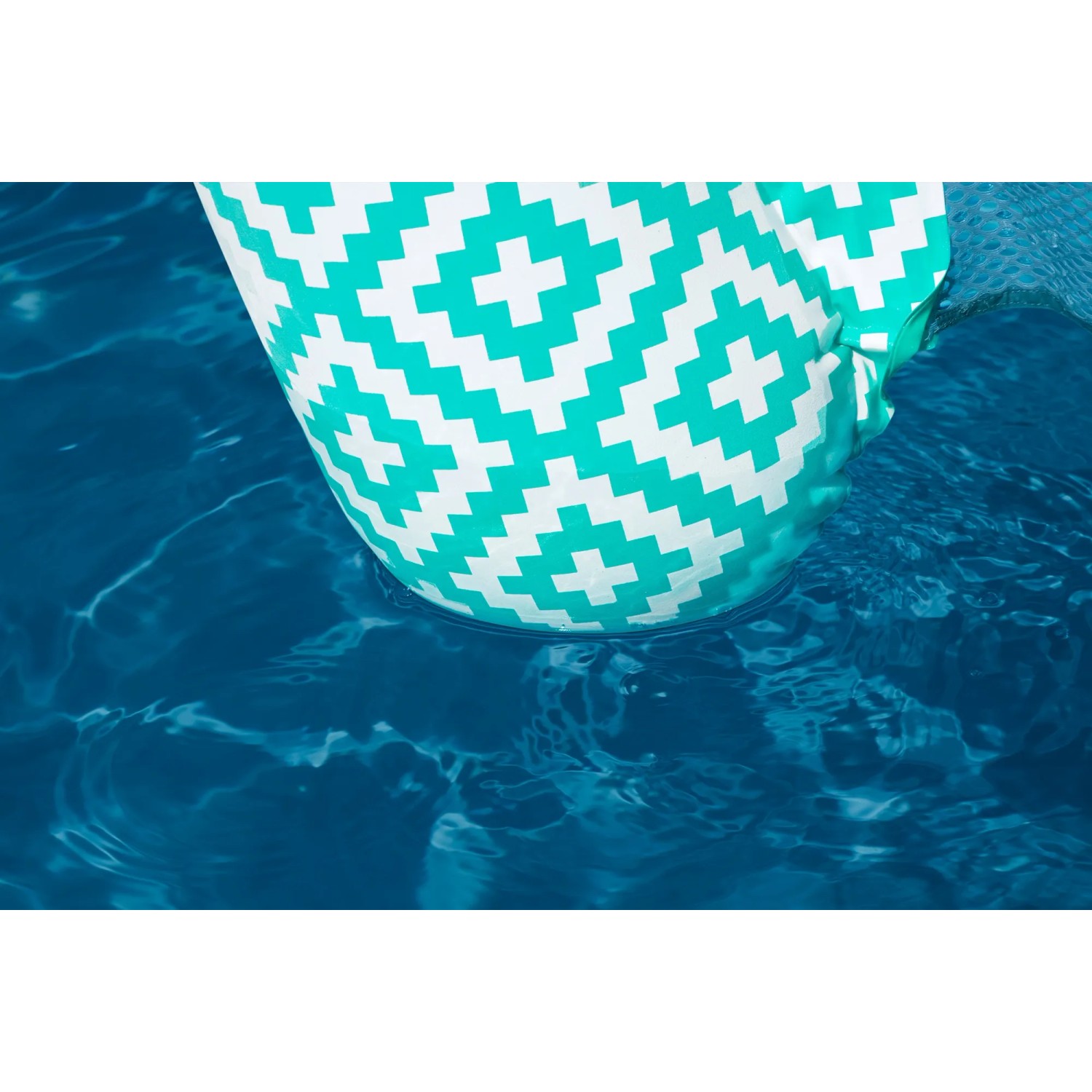 Bestway Pool-Hängematte Comfort Plush im Wasser, türkis-weiß gemustert.