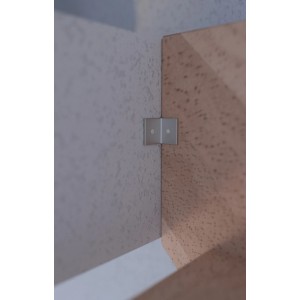 Detailaufnahme: StarWood Buche Treppe, Befestigungswinkel zwischen Stufe und Wand.