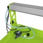 Detail der Zipper Fliesenschneidmaschine: Grüne Wasserwanne mit Kühlwasserpumpe und blauem Schlauch für präzise Fliesenschnitte.