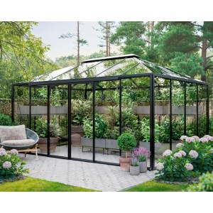 Elegantes Bloomcabin Pyramiden-Gewächshaus aus schwarzem Aluminium und Glas, gefüllt mit Pflanzen auf einer Gartenterrasse.
