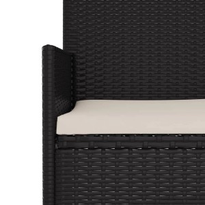 Detailansicht: Schwarze 2-Sitzer Gartenbank aus Rattan mit creme-farbenem Kissen.